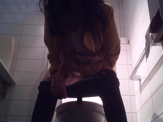 Lady caught pissing