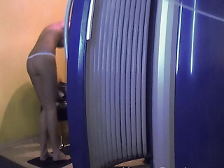 Two shaved pussy gals caught in tanning room