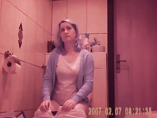 Woman using her toilet to take a piss