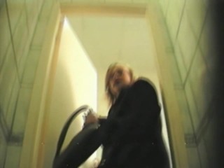 Spycam on lady peeing in toilet