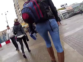 Chick with tight jeans pants candid ass