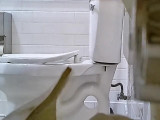 Big ass woman pees