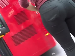 Big ass chick in tight pants