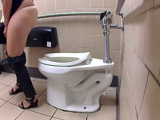 Thick thighs woman pissing
