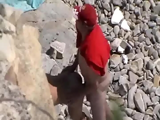 Blowjob and fuck in rocky seashore