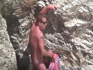 Couple hides in beach for blowjob