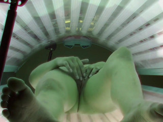 Pussy fingering in tanning bed