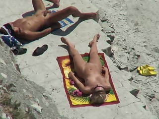 Nude couple secretly filmed in the rocky beach